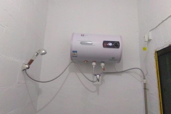 电热水器加热就自动反复跳闸是什么原因