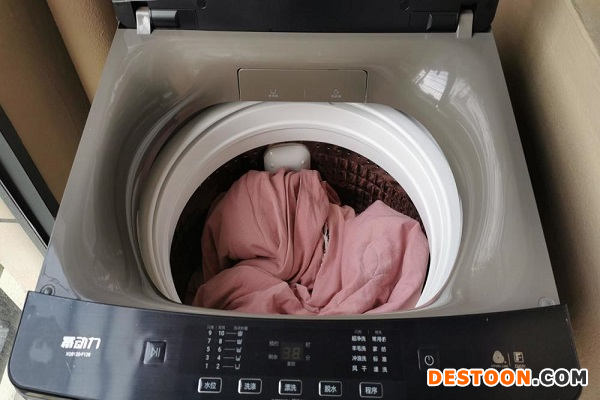 滚筒洗衣机洗衣服停了之后衣服热得烫人怎么办？