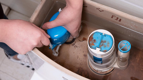 马桶水箱一直流水修理不存水是什么原因