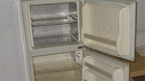 夏天冰箱里的白雾是什么原因造成的